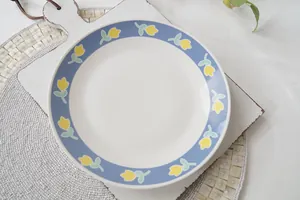 Piatto da colazione in ceramica con bordo blu e motivi di tulipani gialli dipinti a mano