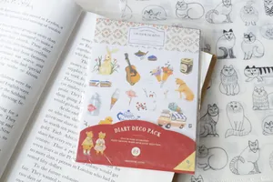 Dettaglio di adesivi con animali carini con gatti e conigli per decorazione diario