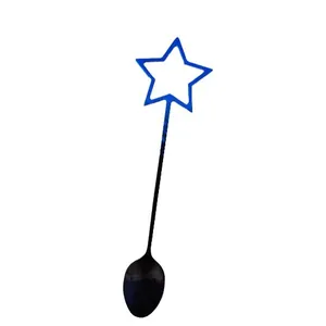 Cuillère à café créative à long manche avec décor étoile bleue ajourée pour desserts