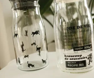 Détail du pichet en verre 900ml avec silhouette de chat noir et design de texte vintage