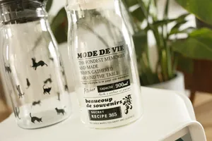Détail de la carafe en verre de 900 ml avec chat noir et motifs vintage français