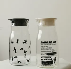 Vue détaillée de deux carafes en verre 900ml avec motifs de chat noir et typographie chic