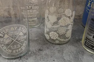 Vue détaillée du pichet en verre de 900 ml avec motifs floraux blancs et texte typographique