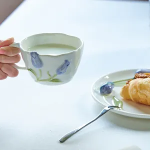 Juego de desayuno cerámico con relieve de tulipanes azules y diseño de borde ondulado
