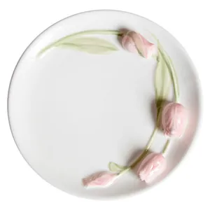 Elegante plato de cerámica blanca con tulipanes rosas en relieve 3D para desayuno y postre.
