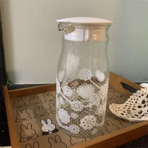 Carafe en verre résistant à la chaleur avec motif floral dentelle et couvercle blanc