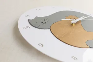 Wanduhr im japanischen Stil mit Doppelkatzen-Motiv für minimalistische Wohnzimmerdekoration