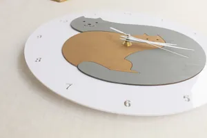 Japanische Cartoon-Katzen-Wanduhr mit mehrschichtigem Holzdesign für Wohnzimmerdeko
