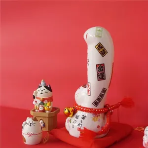 Gato de la suerte Maneki Neko de cerámica con cojín rojo y campanas doradas