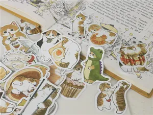Gros plan d'autocollants de chats imperméables dessinés à la main sur une page de livre
