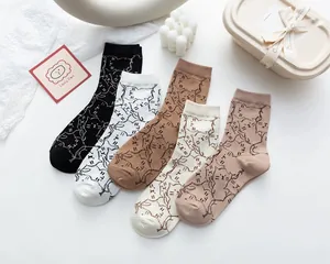 Cinque paia di calze di cotone con simpatiche stampe di gatti e polsini a costine da donna
