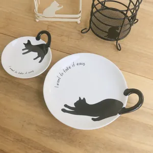 Platos de cerámica gato japonés con mango de cola para desayuno en madera
