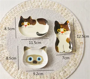 Vista dettagliata di tre ciotole per salse in ceramica a forma di gatto con misure