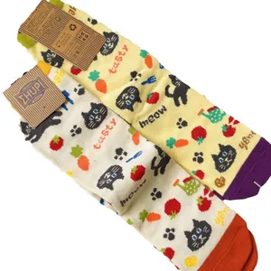 Calze medie stile giapponese con gatto nero, fragola e carota, set di due paia colorate