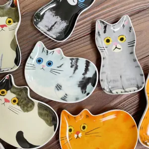 Set di piattini per salsa in ceramica a forma di gatto in stile giapponese su legno