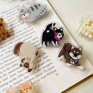 Nahaufnahme von niedlichen Acryl-Tierklammern auf einer Buchseite für Büro und Schule
