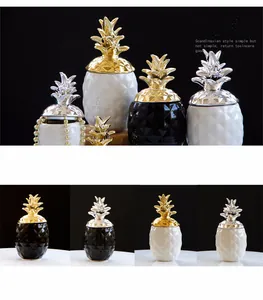 Détail de bocaux en céramique ananas avec texture géométrique et couvercles dorés