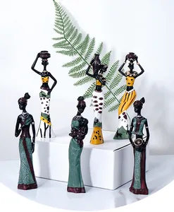 Détail de six figurines de femmes africaines aux motifs ethniques très colorés