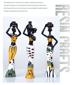 Détail de trois figurines tribales africaines en résine aux motifs peints à la main