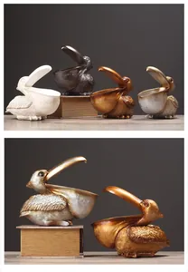 Vue détaillée de quatre figurines de pélican en résine pour le rangement des clés