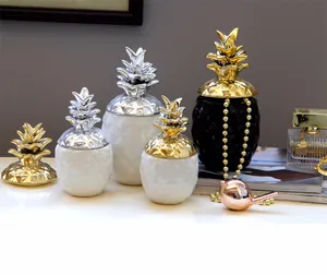 Détail de bocaux ananas en céramique avec motifs losanges et couvercles métallisés