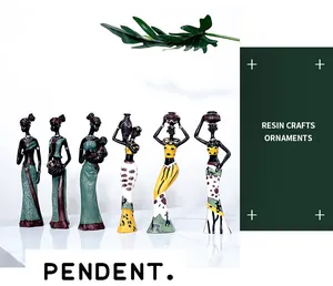Détail de figurines de femmes africaines en résine avec des motifs peints à la main