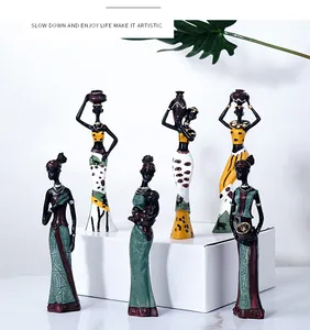 Détails de 6 statues de femmes africaines en résine avec motifs ethniques colorés