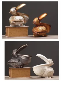 Vue détaillée des statues de pélican en résine avec texture de plumes et quatre finitions
