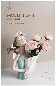 Detail einer Mädchenfigur-Vase aus Harz mit minzgrünem Kleid und rosa Rosen