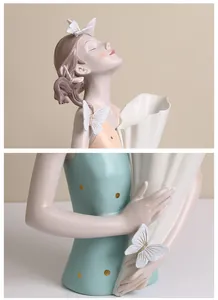 Detailansicht der eleganten Schmetterling-Mädchenfigur aus Harz mit Gesichtsdetails