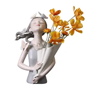 Künstlerische Schmetterlingsmädchen Harzvase mit orangefarbenen Blumen und Faltenstruktur