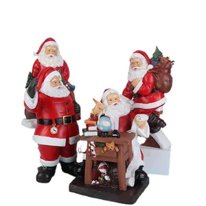 Set di statuette di Babbo Natale in resina con sacchi regalo e scrivania decorativa