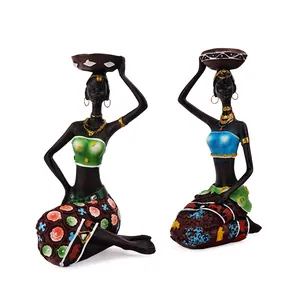 Set van twee Afrikaanse tribale vrouwenbeelden met kommen, decoratieve harsfiguren