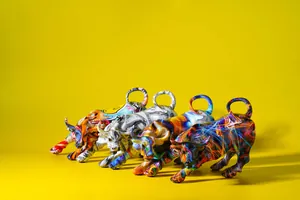 Estatuas de toros de resina colorida con diseño de grafiti para decoración creativa