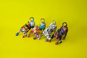 Set de cuatro figuras de toro de resina con acabado de grafiti street art vibrante y moderno