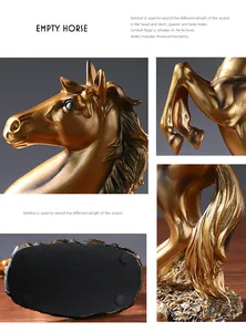 Detailopname van hars paardenbeeld met bronzen afwerking en dynamisch vakmanschap