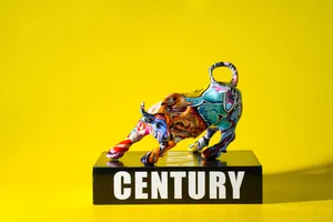 Vista detallada de escultura de toro de grafiti moderno con patrones abstractos vibrantes