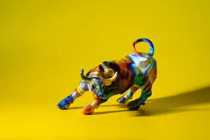 Detalle de figura de toro de resina colorida con impresión por transferencia de agua y arte
