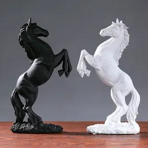 Paar elegante springende paardenbeelden van hars in zwart en wit voor huisdecoratie