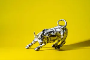 Detalle de la escultura de toro en resina con estampado de billete de dólar americano