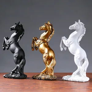 Europese paardenbeelden van hars in zwart goud en wit op houten tafelblad decor