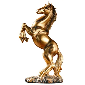 Elegant goudkleurig hars springend paard beeld met rotsbasis voor huis en kantoor