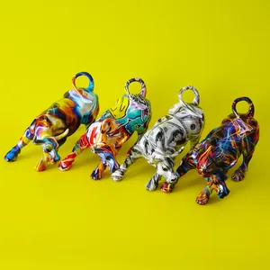 Set de figuras de toro de resina con grafiti moderno y arte de transferencia de agua