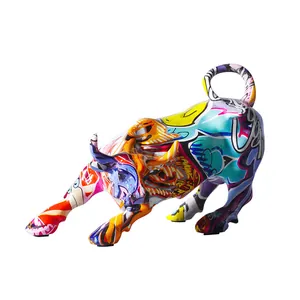 Escultura de toro de arte grafiti moderno con colores vivos para decoración creativa