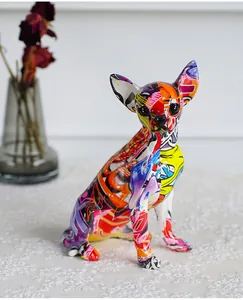 Detail einer modernen bunten Chihuahua-Figur mit lebhaftem künstlerischem Harz-Finish