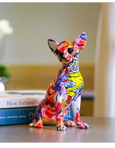 Nahaufnahme einer bunten Graffiti-Chihuahua-Resin-Skulptur als moderne Wohndeko