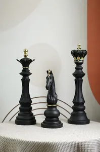 Detailopname van matzwarte en gouden schaakstukken van hars met koning, koningin en paard