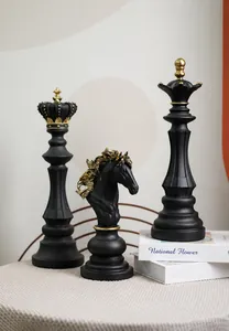Driedelige zwart-gouden hars schaakstukken decoratie met koning, koningin en paard beeldjes