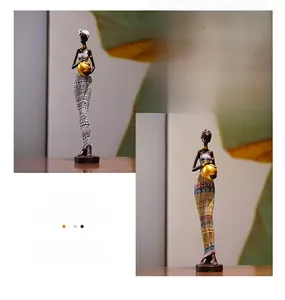 Détail de figurines tribales africaines en résine aux motifs peints à la main et vases dorés