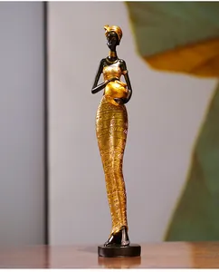 Détail d'une statue de femme africaine avec bijoux dorés et textures en relief de résine